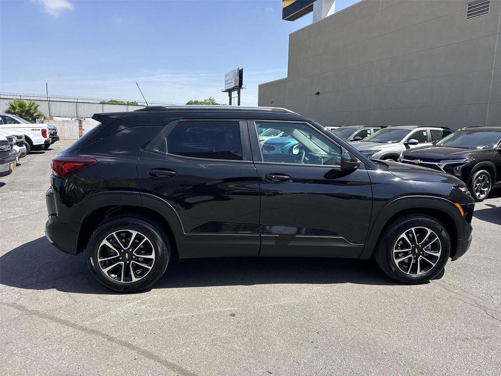 Used 2025 Chevrolet TrailBlazer LT FWD image 2
