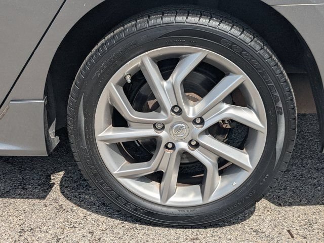 Used 2015 Nissan Sentra SR w/ Navigation Package FWD image 12