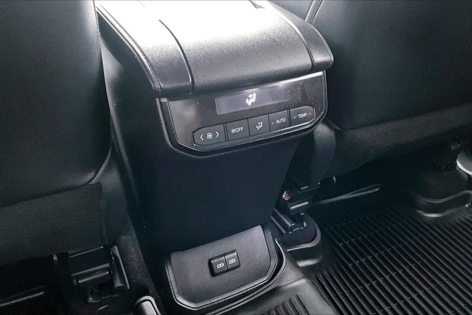 Used 2022 Toyota Highlander XLE AWD/4WD image 34
