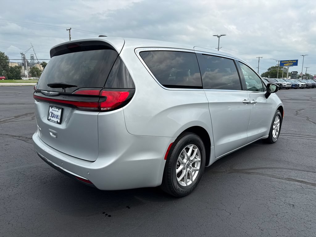 Used 2024 Chrysler Pacifica Touring-L FWD image 7