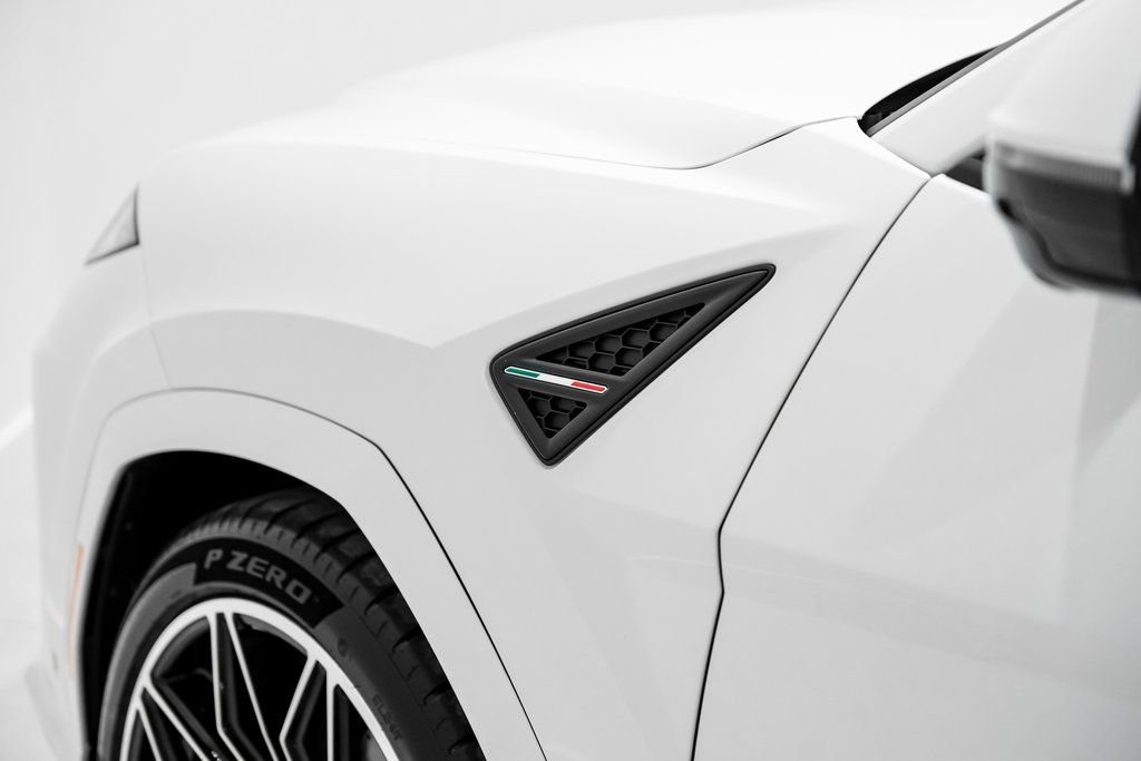 Used 2025 Lamborghini Urus SE AWD/4WD image 58