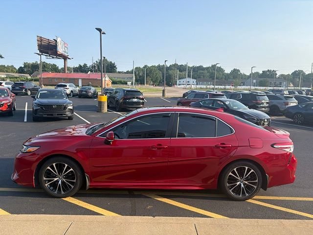 Used 2019 Toyota Camry SE w/ Convenience Package FWD image 3