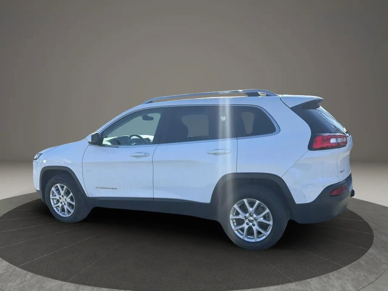 Used 2016 Jeep Cherokee Latitude w/ Cold Weather Group AWD/4WD image 5
