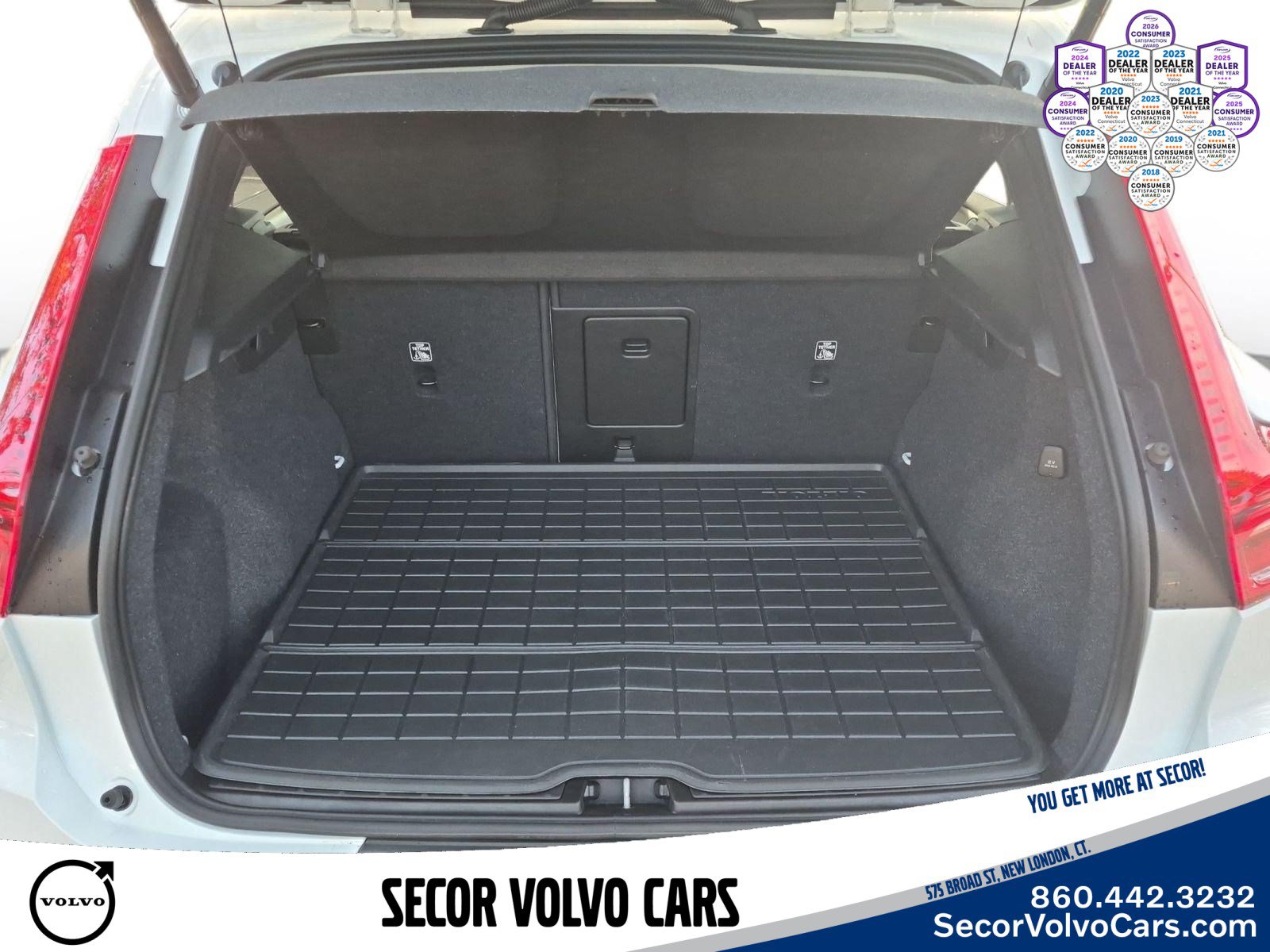 Used 2023 Volvo XC40 B5 Plus w/ Driver Assist Package AWD/4WD image 7