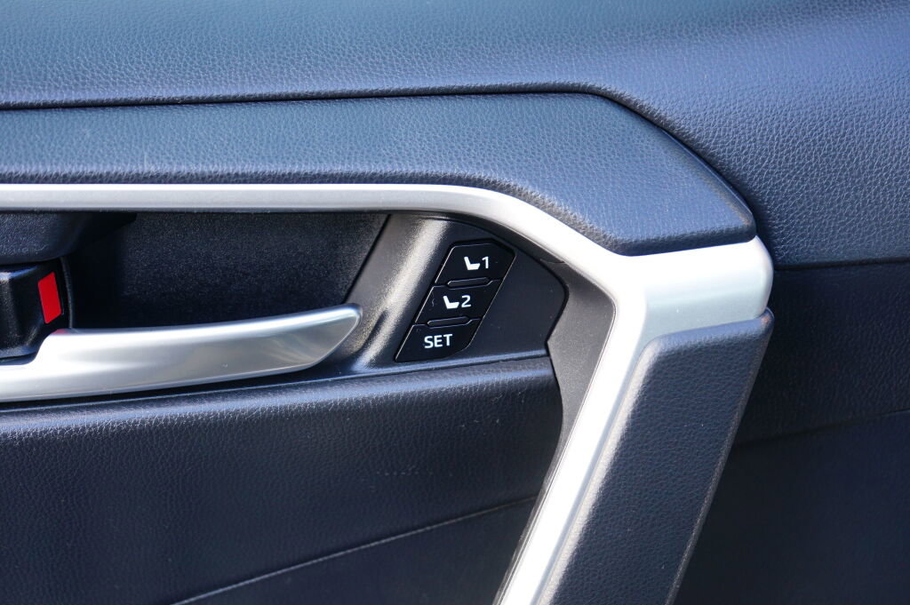 Used 2021 Toyota RAV4 XLE Premium image 9