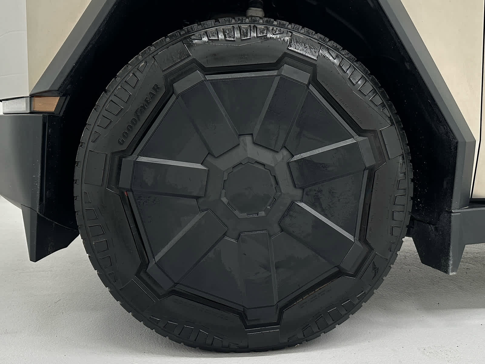 Used 2024 Tesla Cybertruck AWD Crew Cab image 9