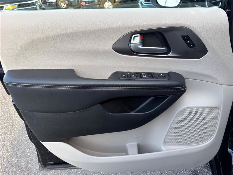 Used 2024 Chrysler Pacifica Touring-L FWD image 11