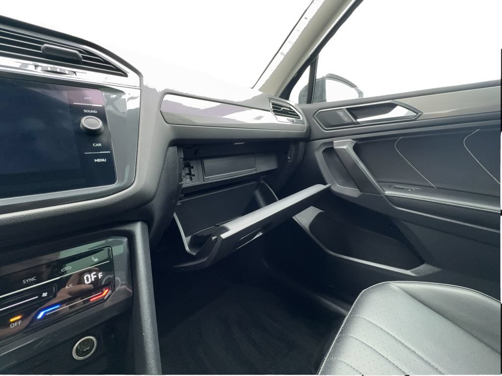 Used 2022 Volkswagen Tiguan SE w/ Panoramic Sunroof Package FWD image 49