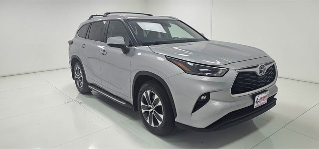 Used 2024 Toyota Highlander XLE image 2