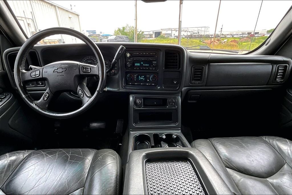 Used 2004 Chevrolet Avalanche Z66 w/ Sun And Sound Package RWD image 18
