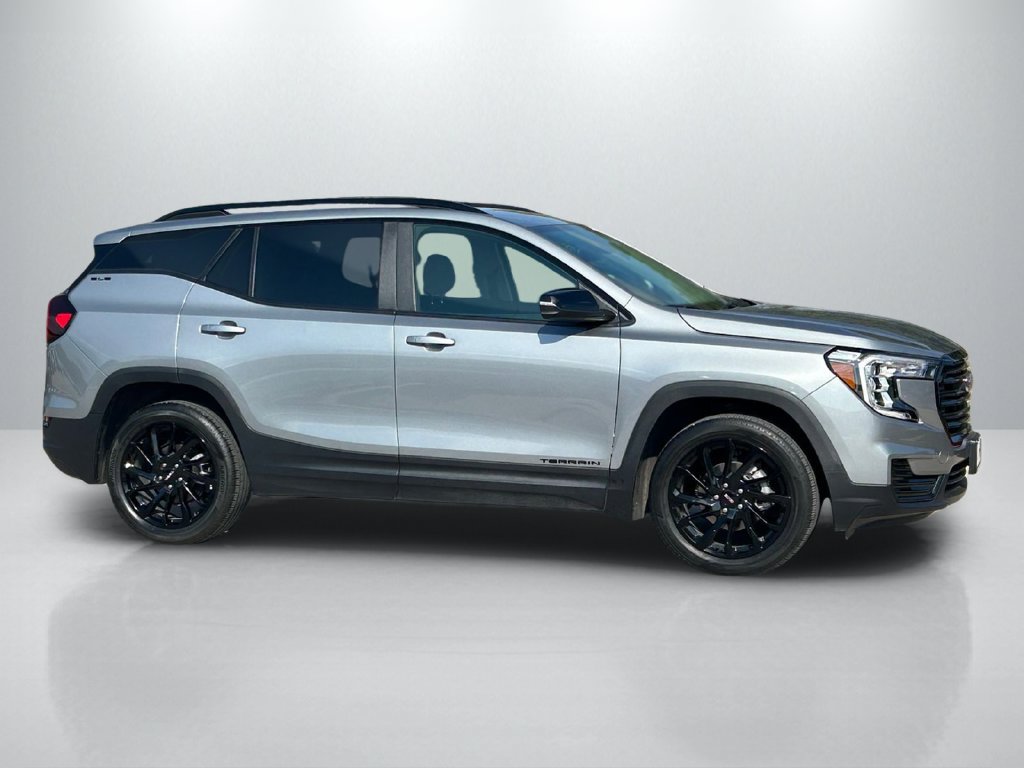 Used 2024 GMC Terrain SLE w/ Driver Convenience Package FWD image 4
