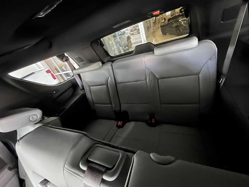 Used 2021 Chevrolet Tahoe Z71 w/ Luxury Package AWD/4WD image 16