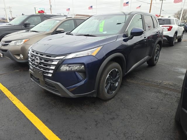 Used 2025 Nissan Rogue SV image 3