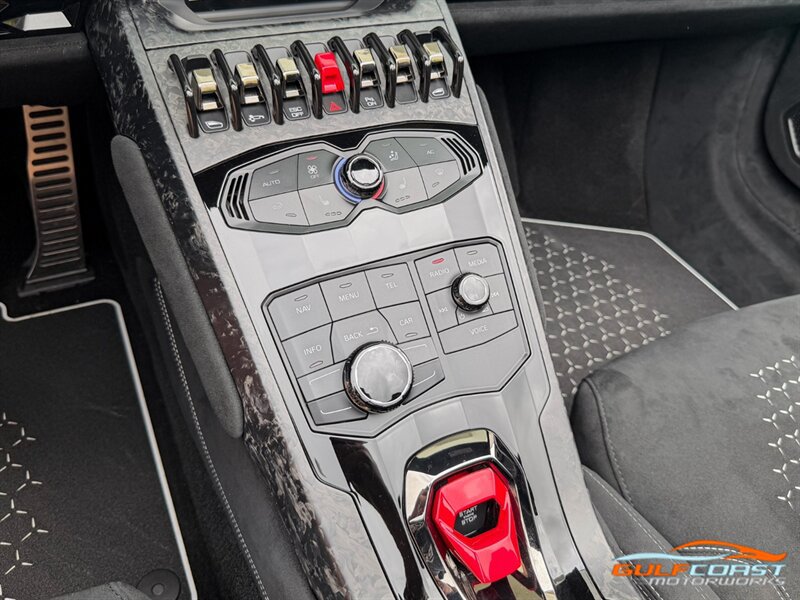 Used 2019 Lamborghini Huracan Performante AWD/4WD image 18