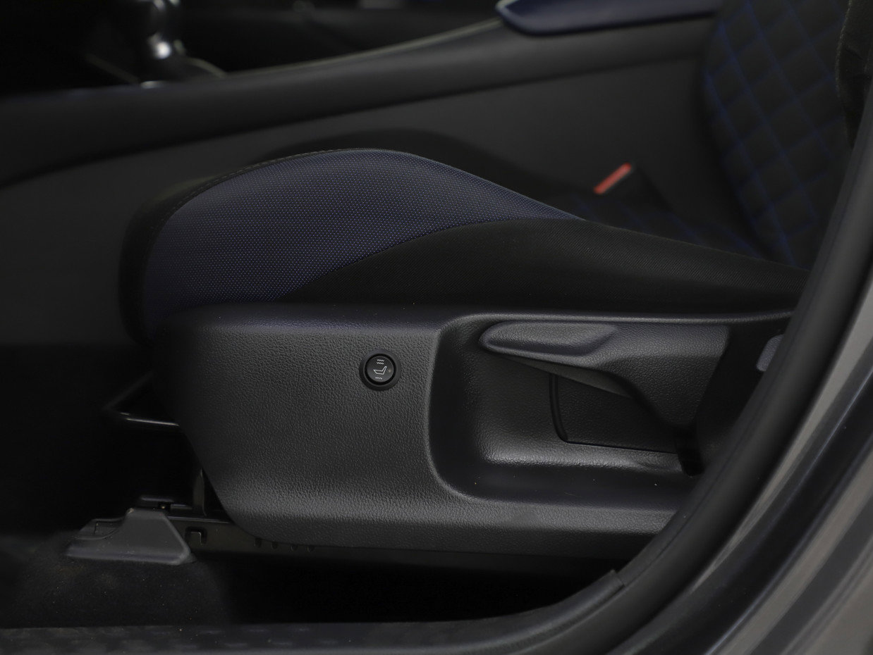 Used 2021 Toyota C-HR XLE FWD image 22