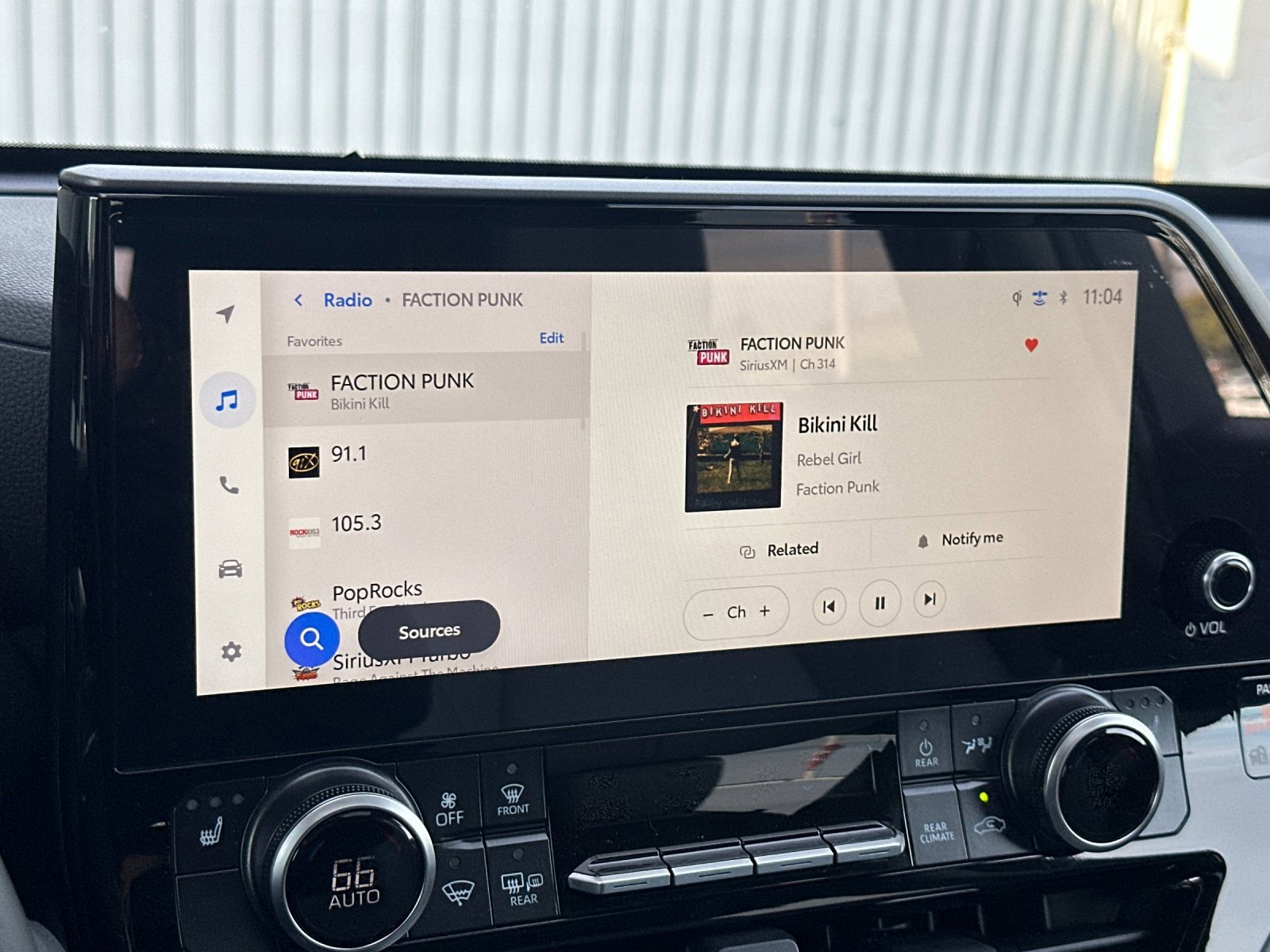 Used 2025 Toyota Highlander XLE image 18