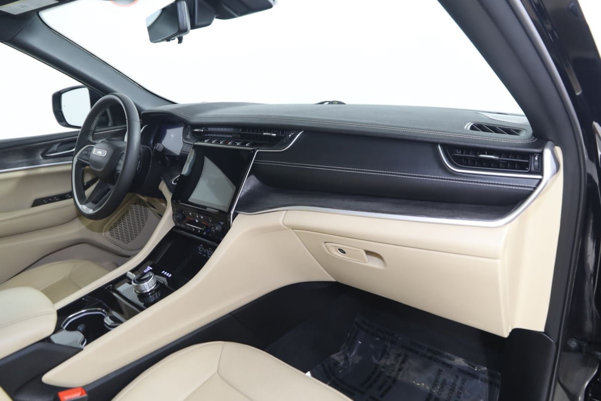 Used 2023 Jeep Grand Cherokee Limited w/ Luxury Tech Group II AWD/4WD image 41
