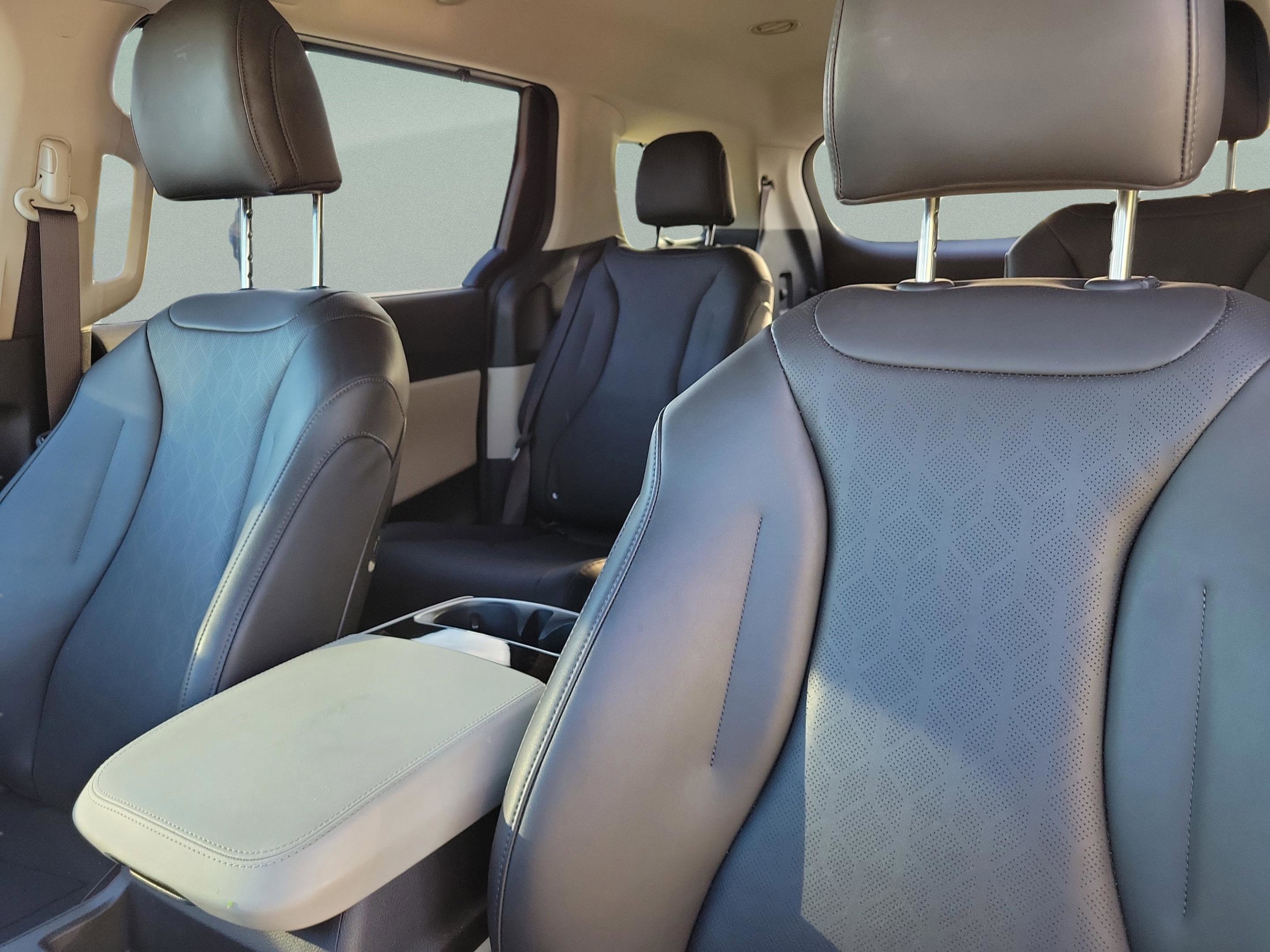 Used 2024 Kia Carnival EX image 16