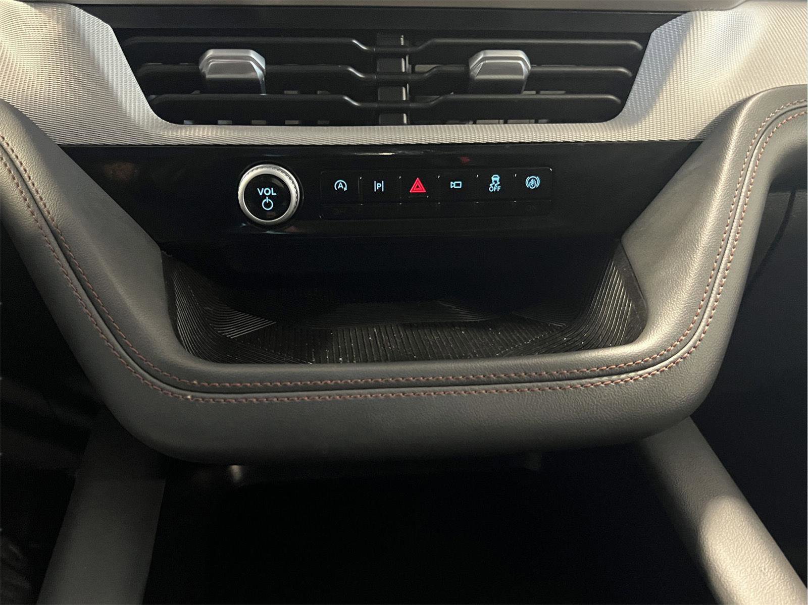 Used 2025 Ford Explorer Active AWD/4WD image 23