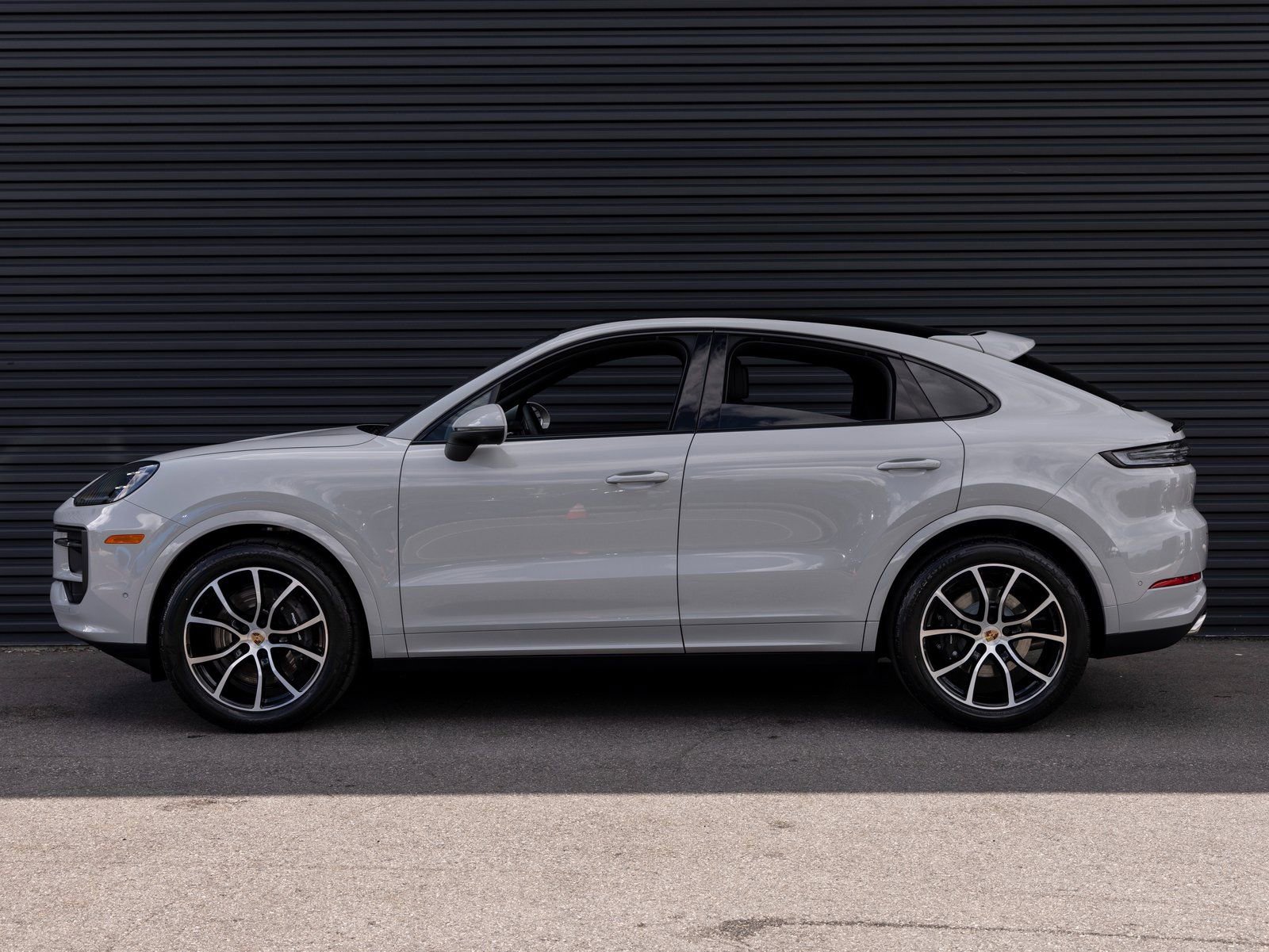 Certified 2025 Porsche Cayenne Coupe image 2