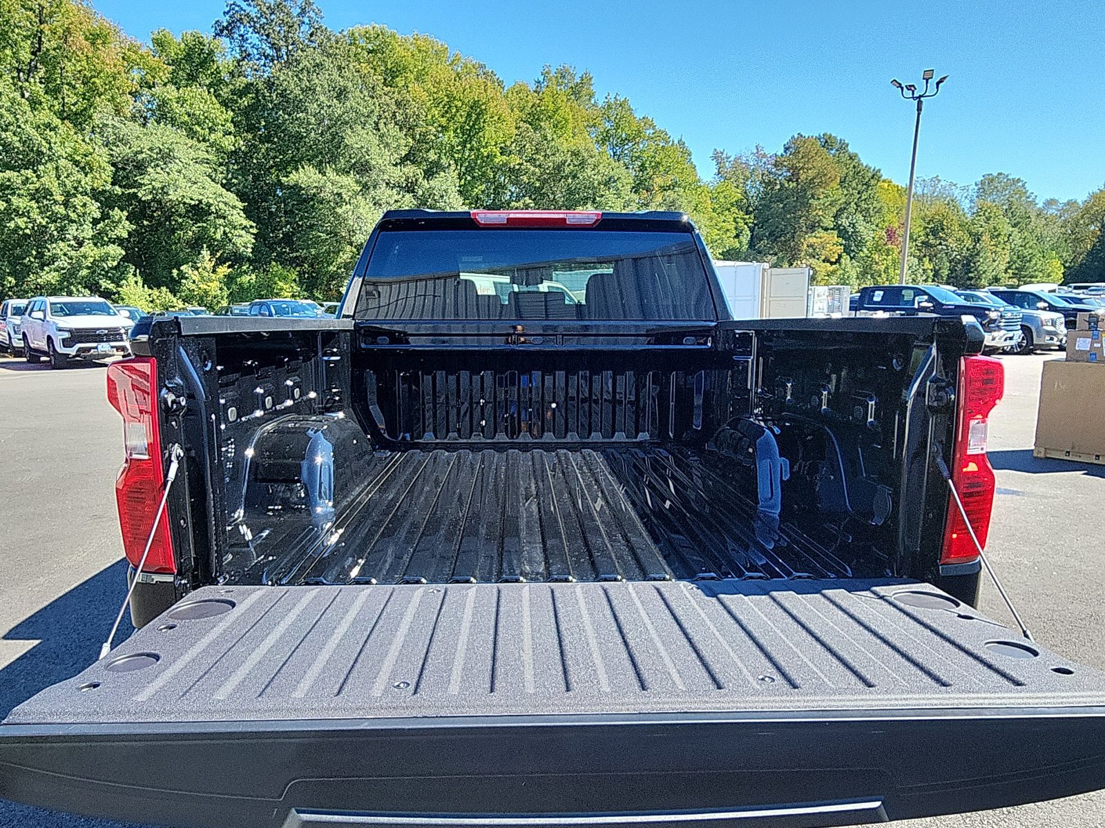 New 2026 Chevrolet Silverado 1500 Custom w/ LPO, Dark Essentials Package AWD/4WD image 25
