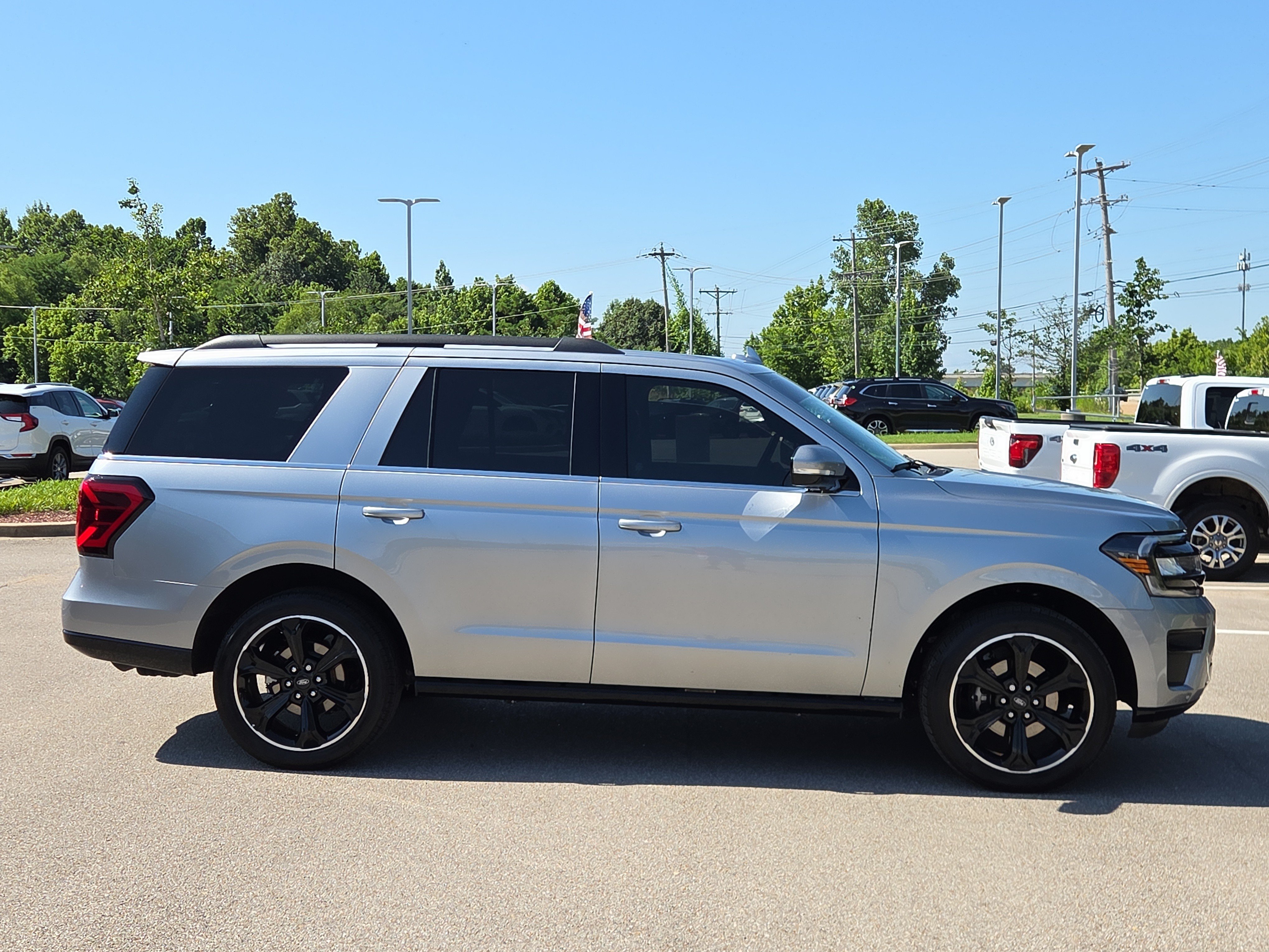Used 2024 Ford Expedition Limited AWD/4WD image 2
