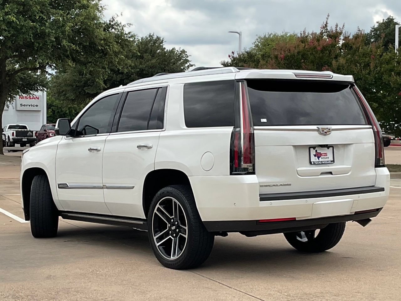 Used 2017 Cadillac Escalade Premium Luxury AWD/4WD image 6