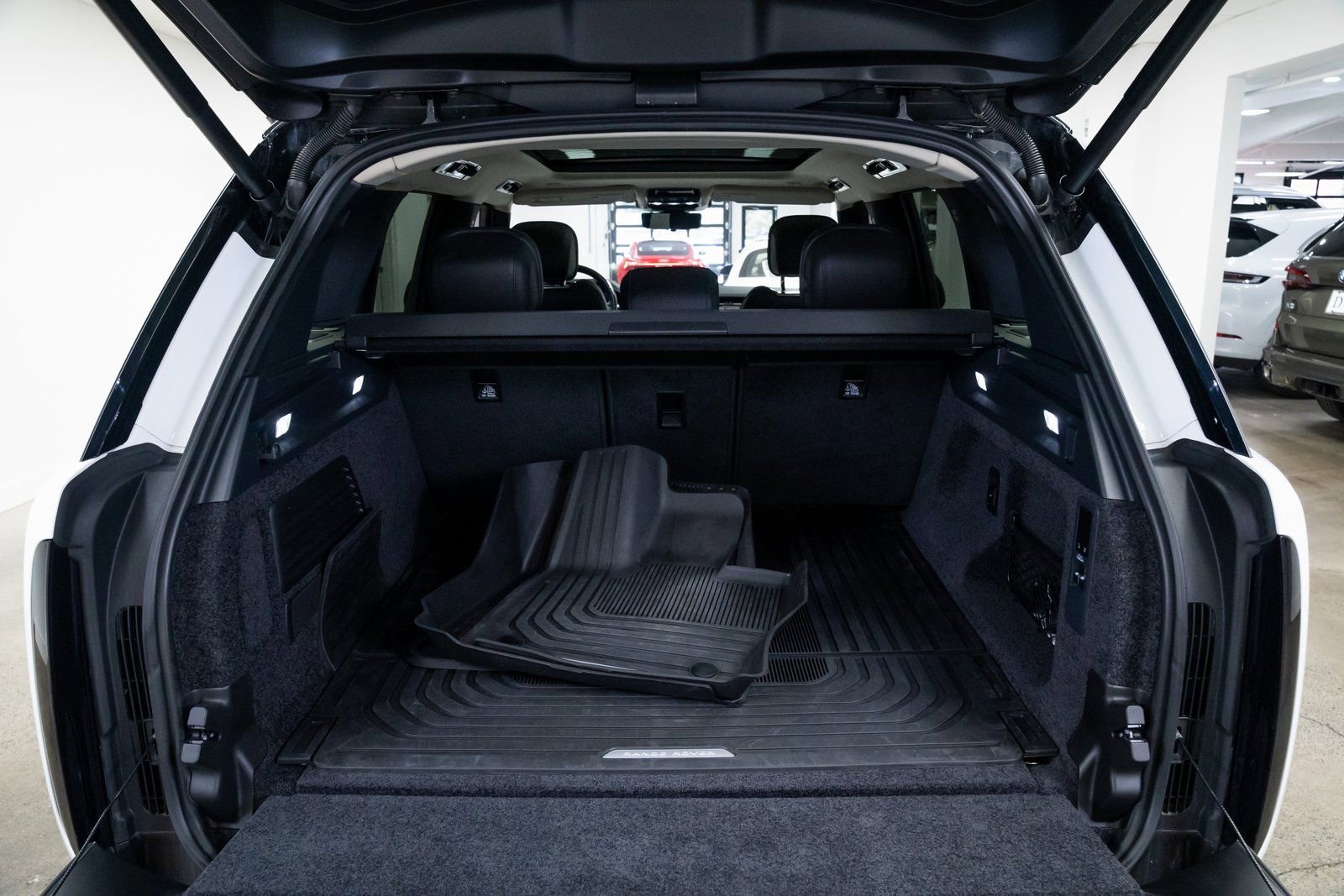 Used 2025 Land Rover Range Rover SE image 8