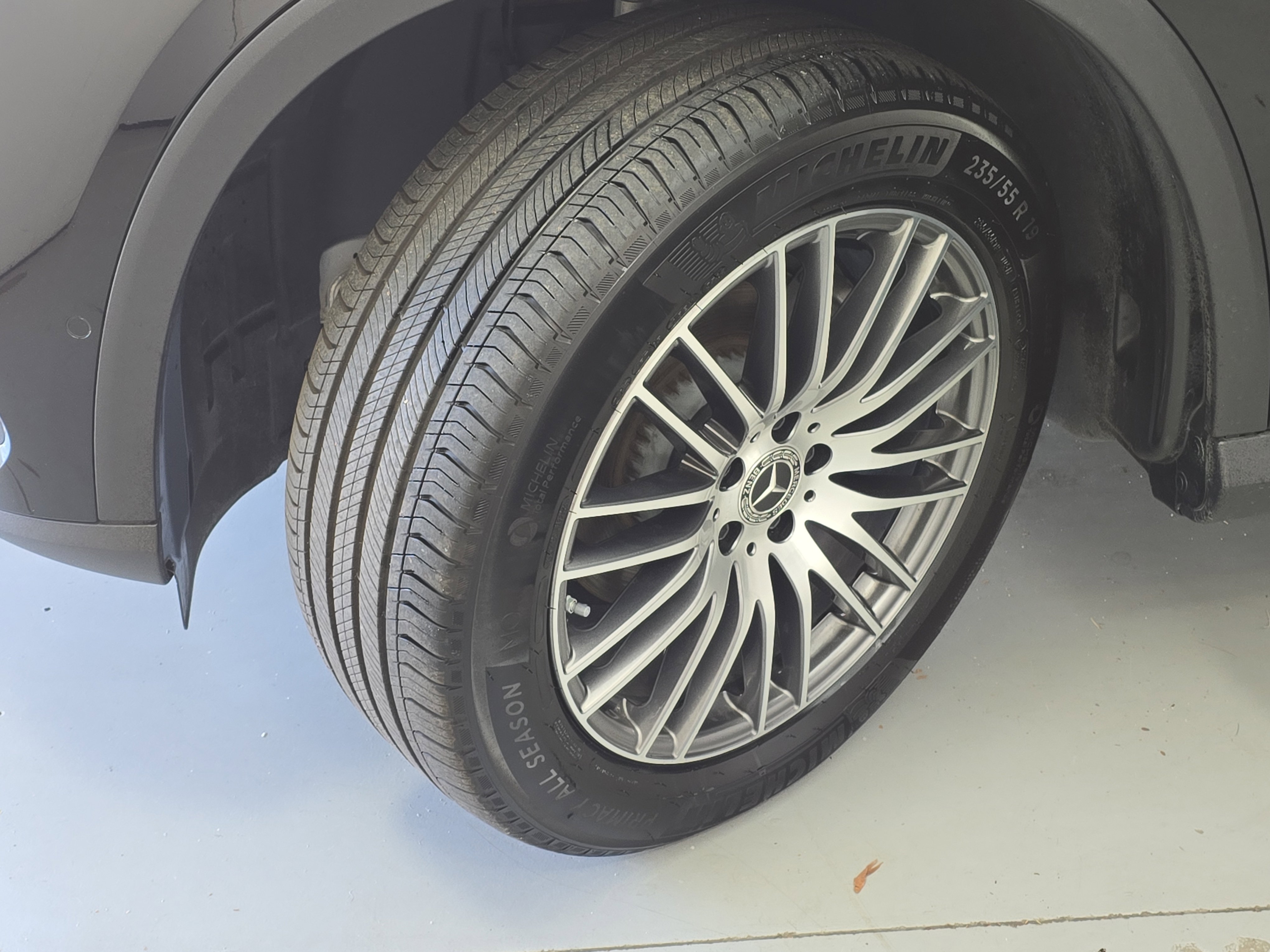 Used 2025 Mercedes-Benz GLC 300 4MATIC image 32