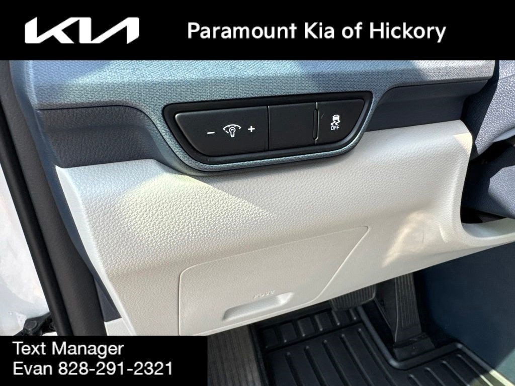Used 2025 Kia Carnival EX FWD image 24