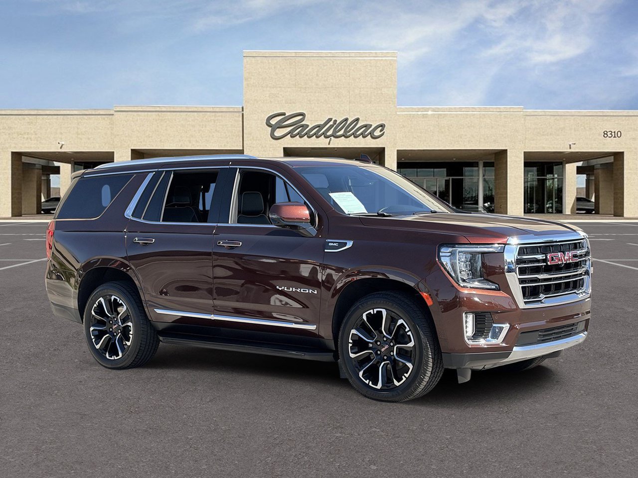 Used 2023 GMC Yukon SLT w/ SLT Premium Package AWD/4WD image 3