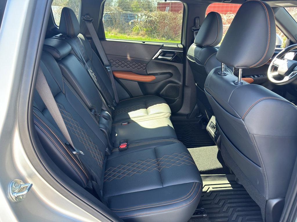 Used 2024 Mitsubishi Outlander SEL image 11