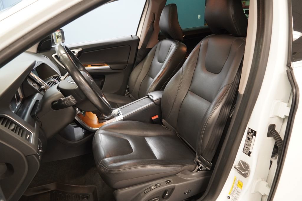 Used 2017 Volvo XC60 T5 Inscription w/ Preferred Option Package image 3