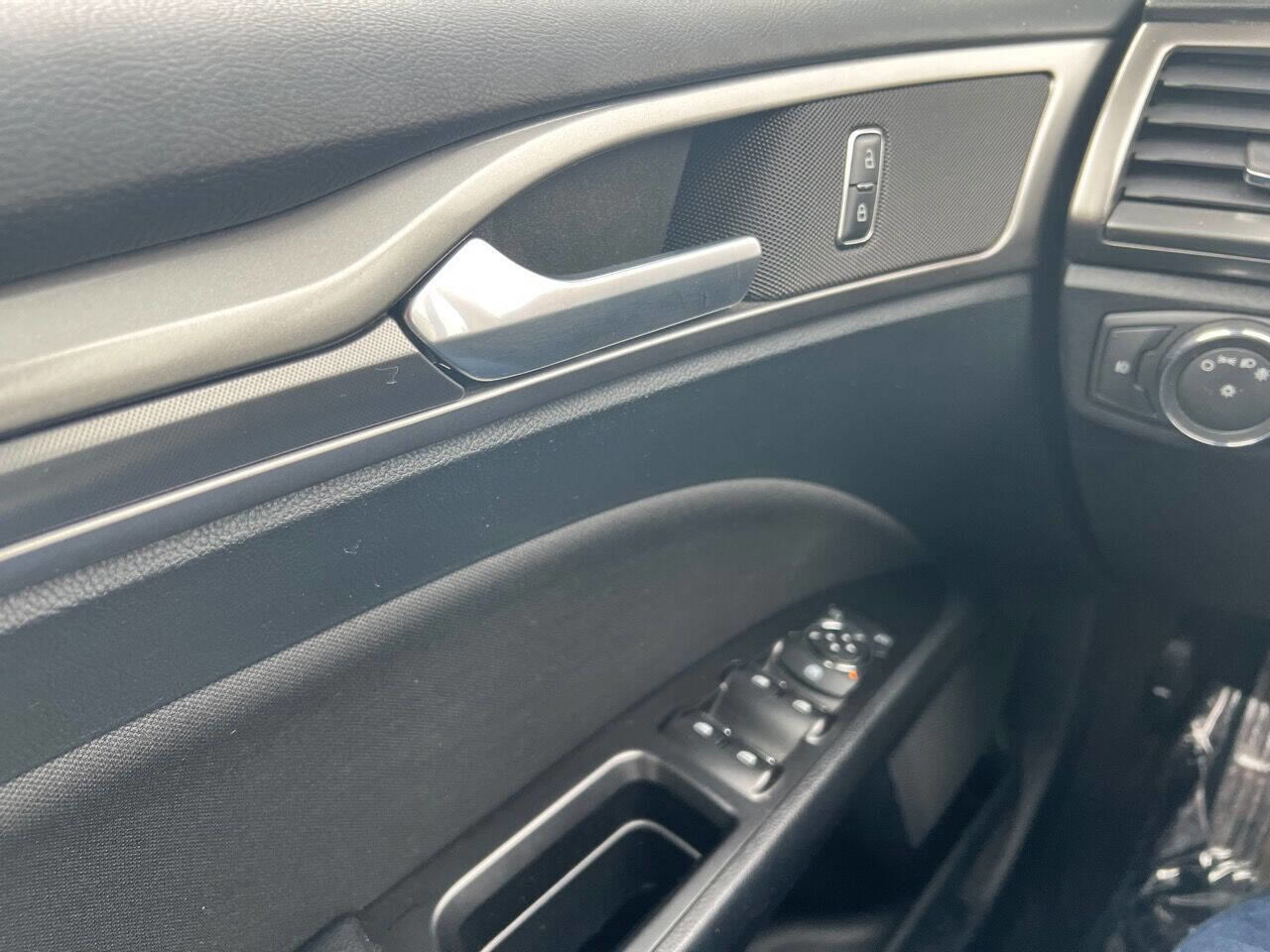 Used 2017 Ford Fusion SE w/ Equipment Group 201A image 16