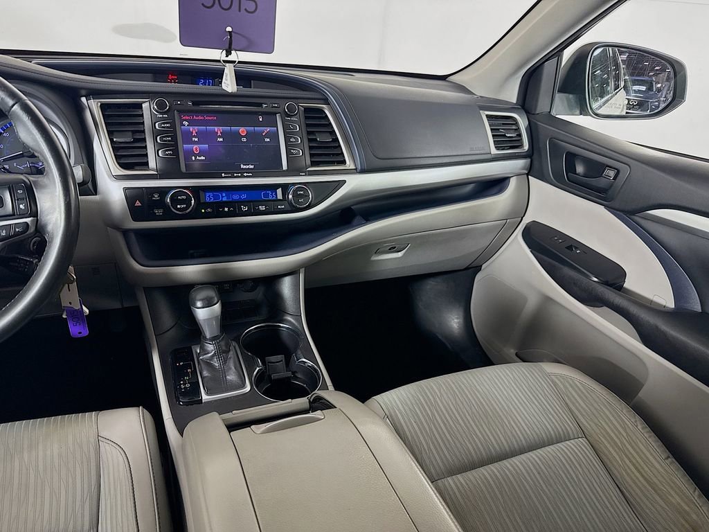 Used 2018 Toyota Highlander Plus FWD image 27