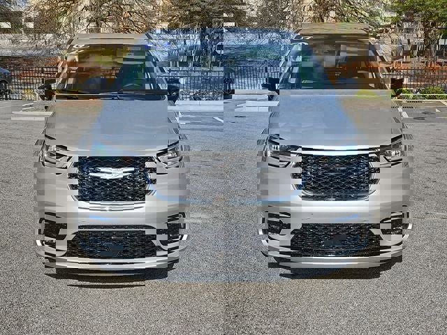 Used 2024 Chrysler Pacifica Touring-L image 8