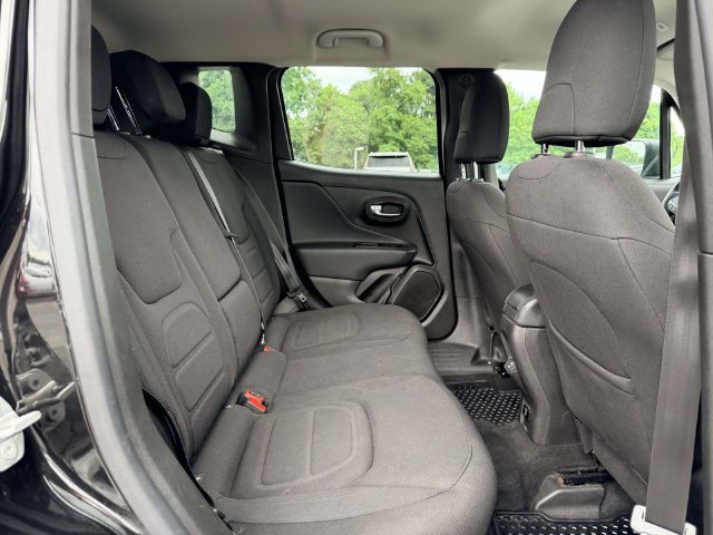 Used 2022 Jeep Renegade Latitude w/ Convenience Group AWD/4WD image 11