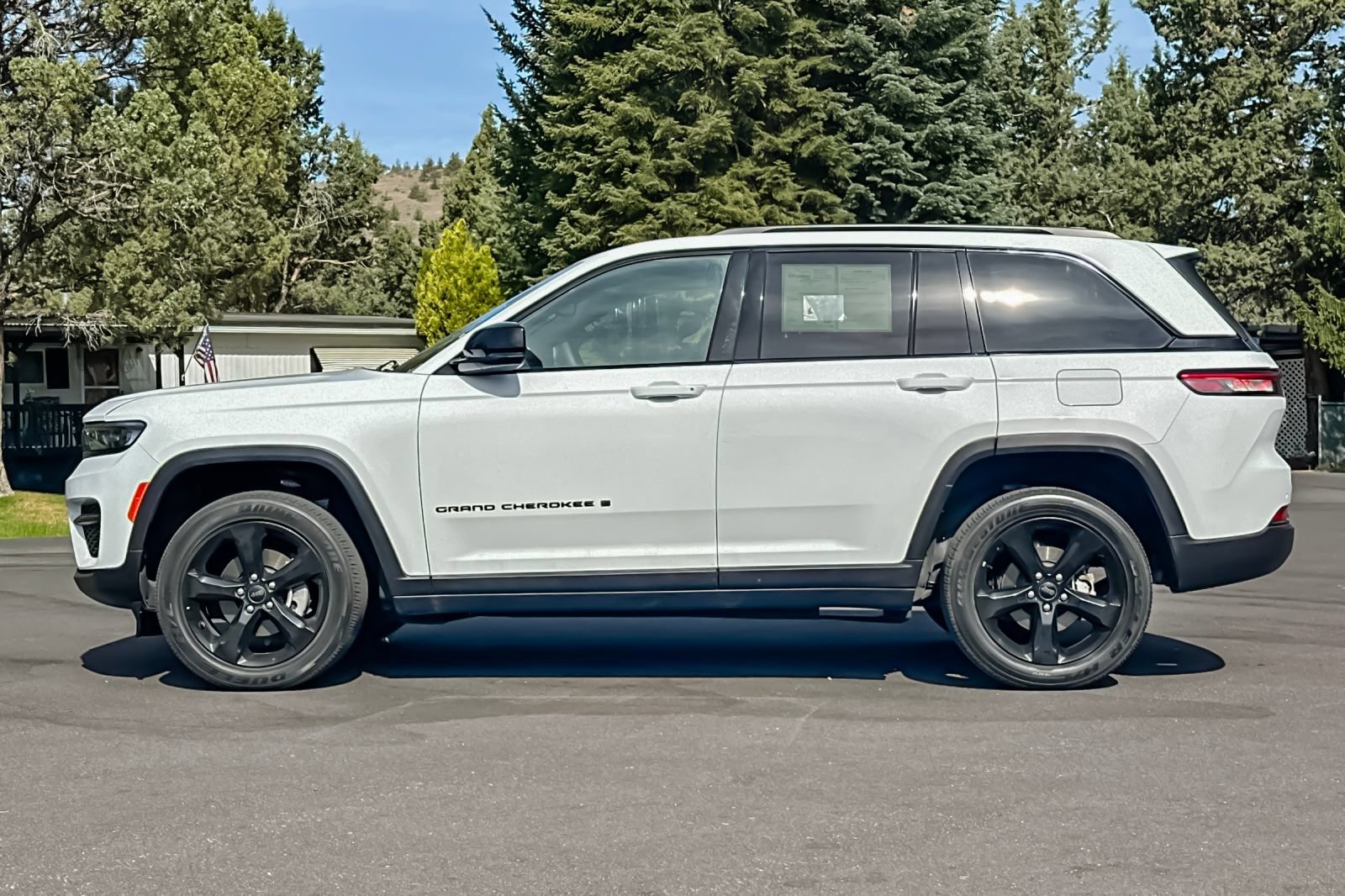 Used 2023 Jeep Grand Cherokee Altitude AWD/4WD image 8