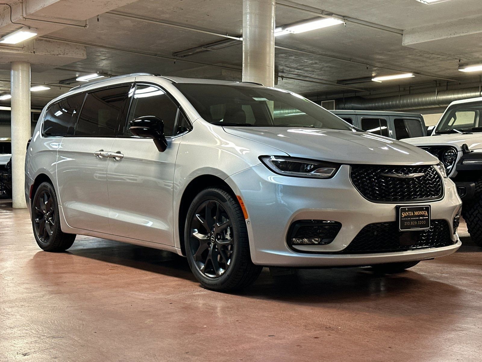 New 2026 Chrysler Pacifica Limited w/ Uconnect Theater Family Group image 7