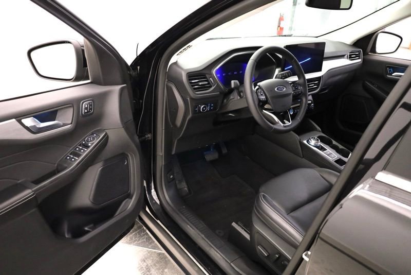 Used 2023 Ford Escape Platinum image 9