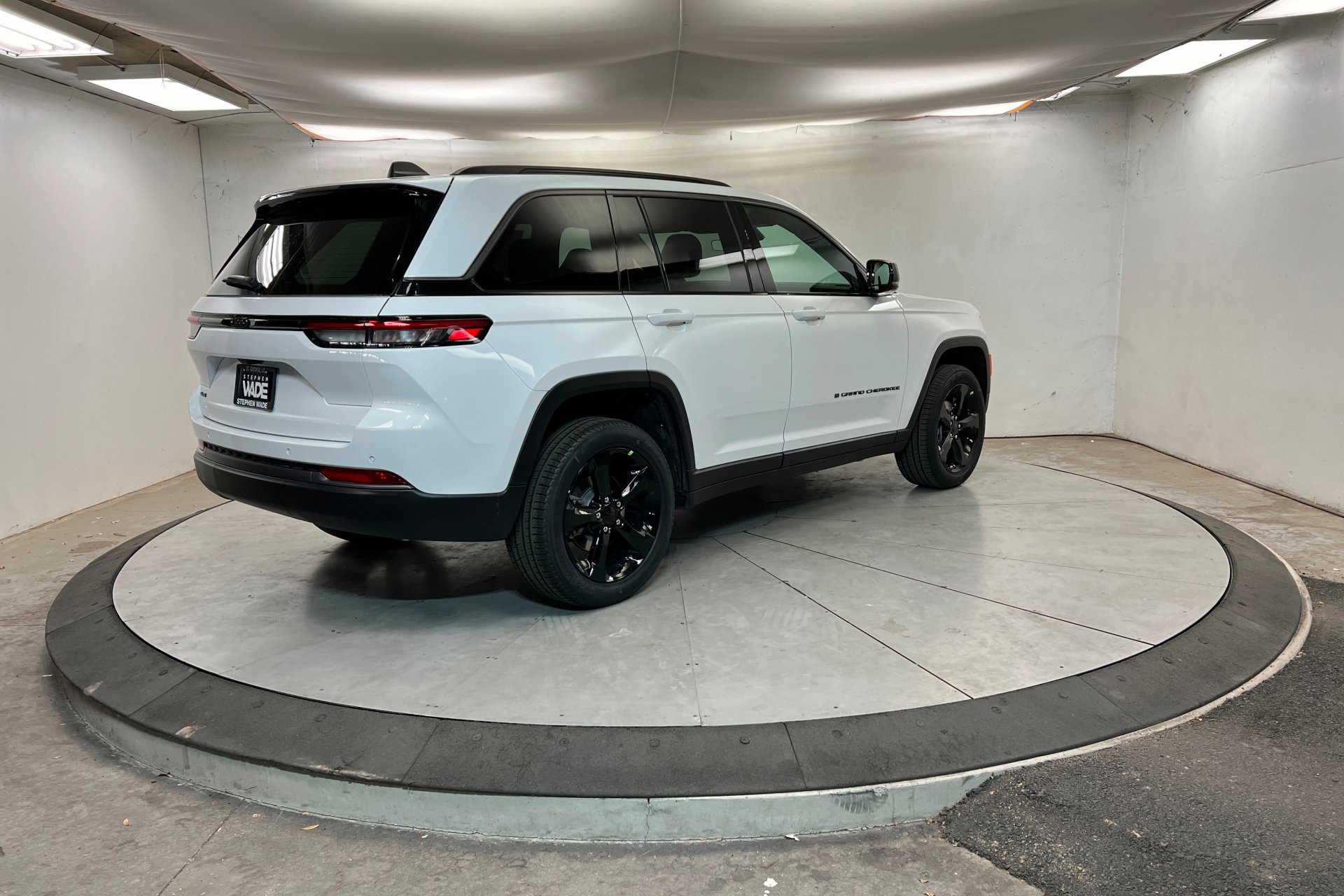 New 2026 Jeep Grand Cherokee Limited w/ Limited Altitude Package AWD/4WD image 5