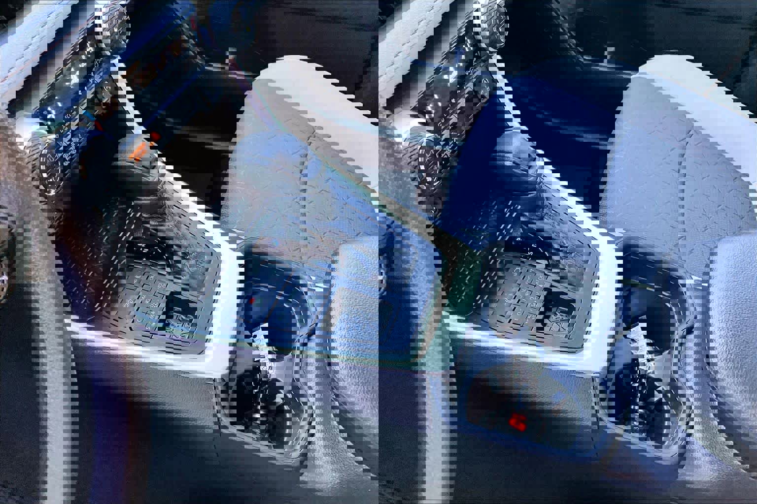 Used 2020 Toyota RAV4 XLE w/ Convenience Package AWD/4WD image 16