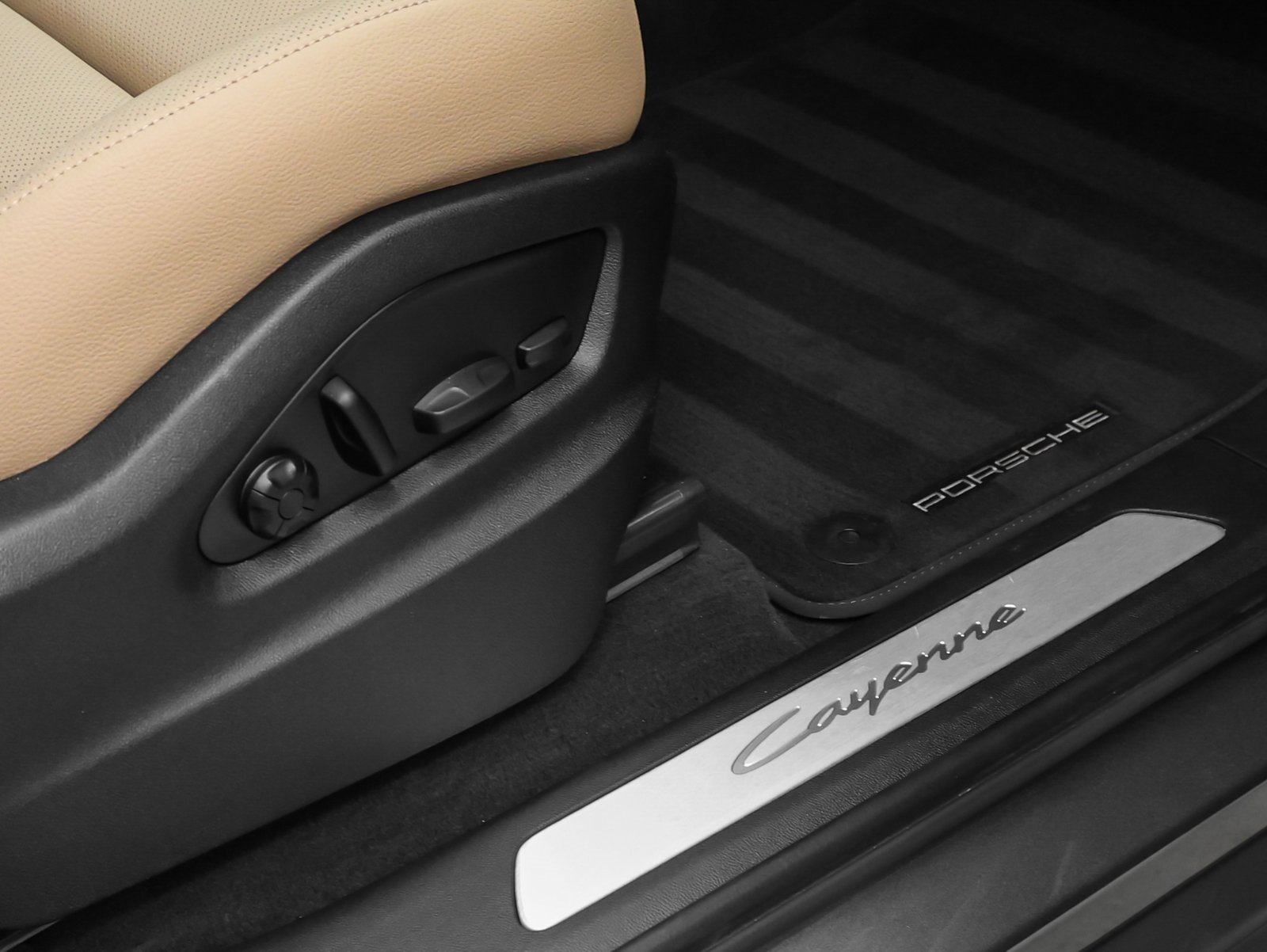 Used 2025 Porsche Cayenne image 18