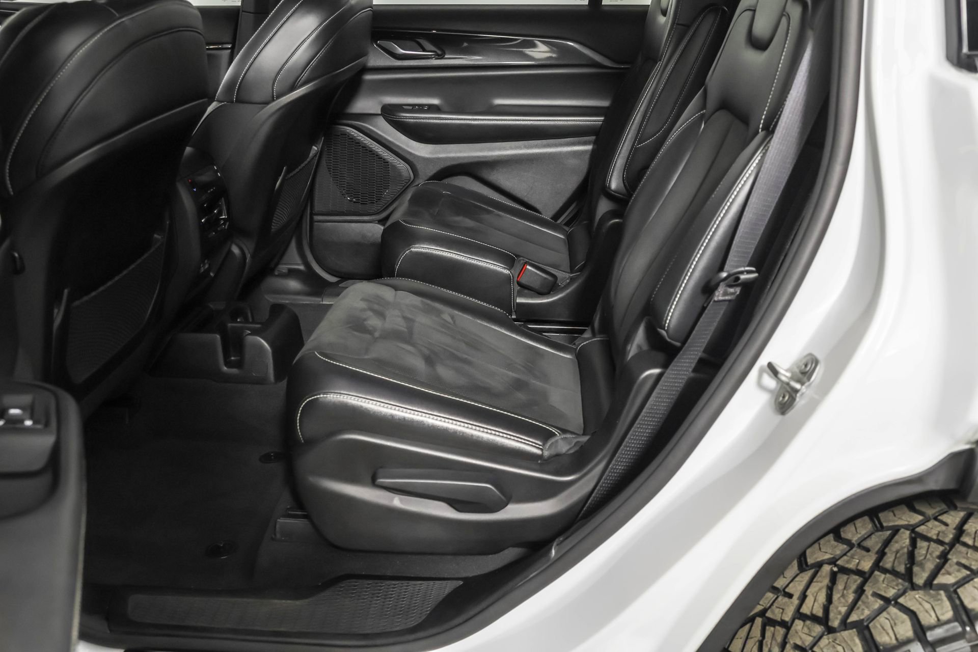 Used 2023 Jeep Grand Cherokee L Laredo image 38