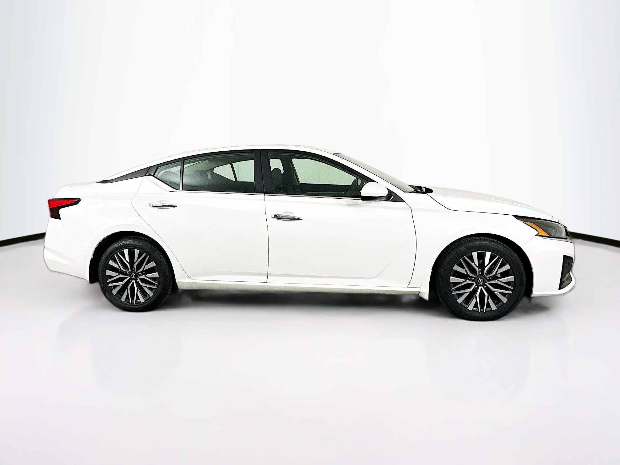 Used 2023 Nissan Altima 2.5 SV w/ SV Premium Package FWD image 10