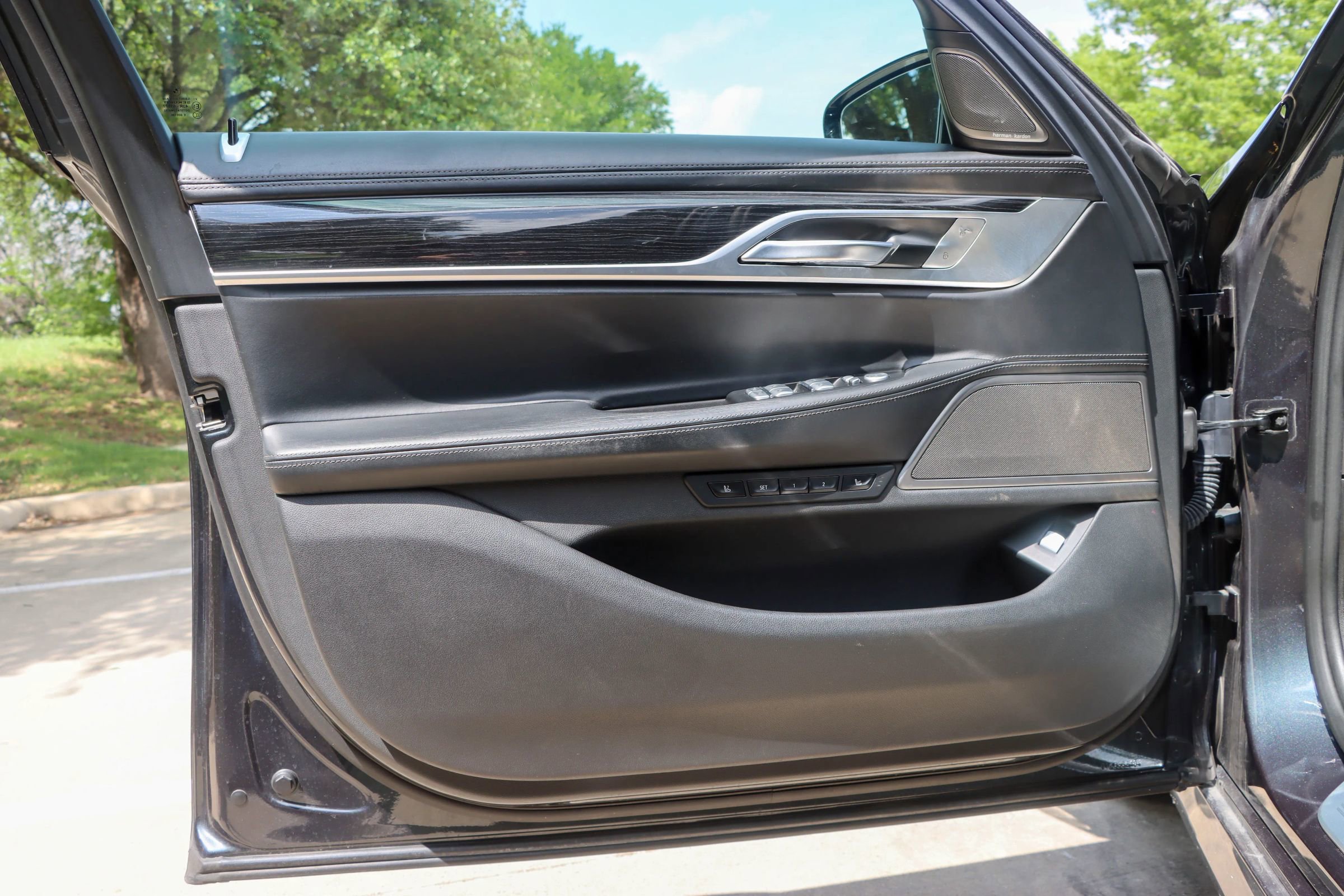 Used 2019 BMW 750i w/ Executive Package RWD image 13
