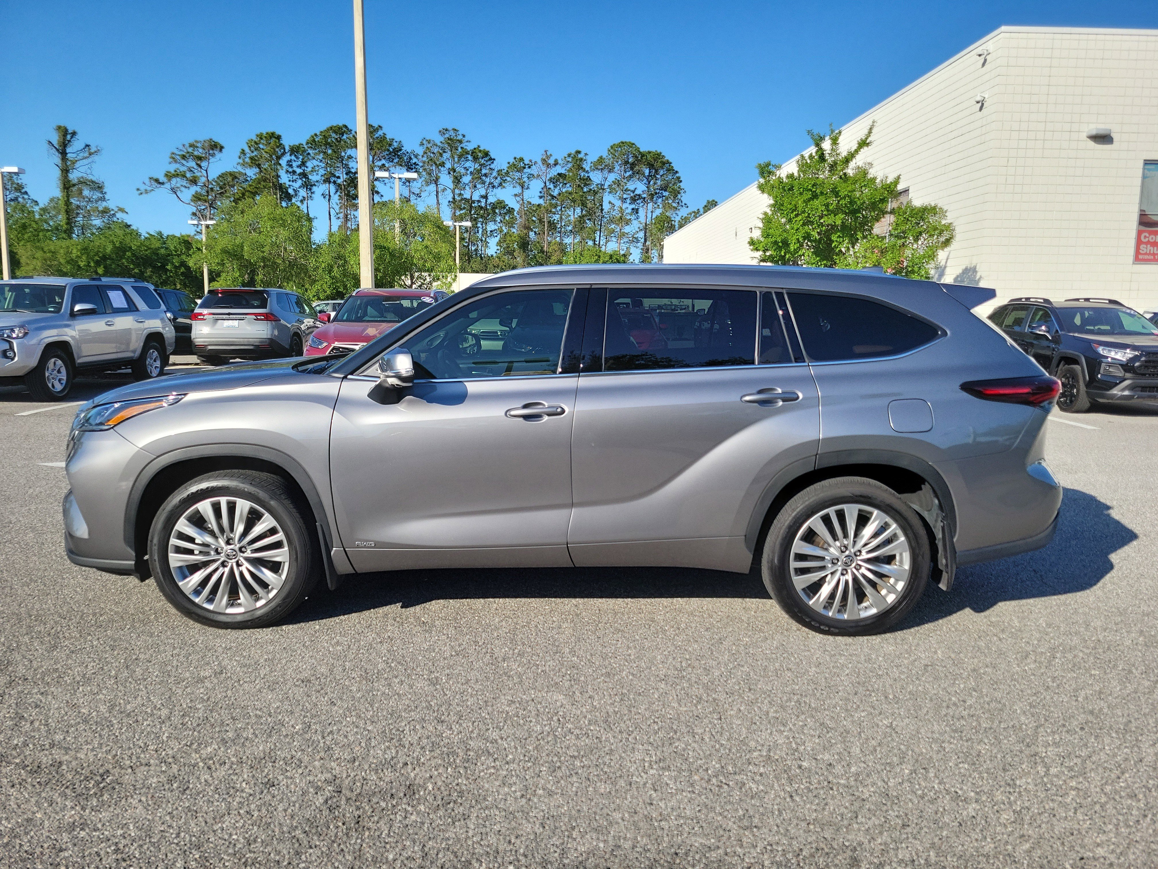 Certified 2025 Toyota Highlander Platinum image 3