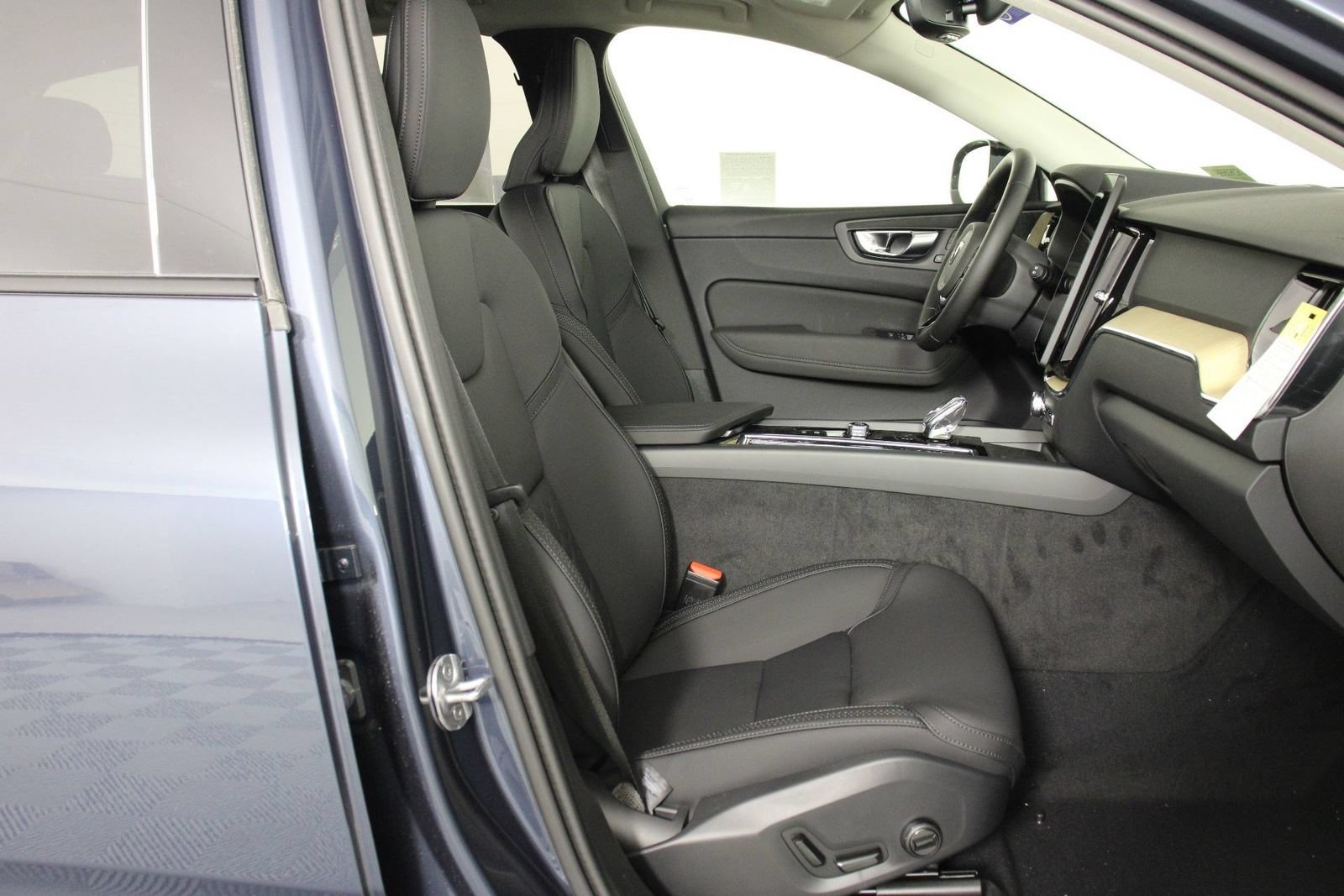 New 2026 Volvo XC60 B5 Plus w/ Climate Package AWD/4WD image 10