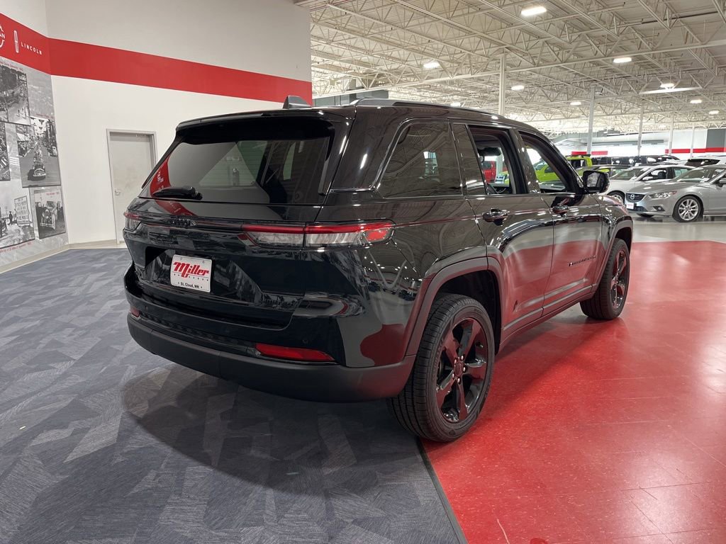 Used 2024 Jeep Grand Cherokee Limited w/ Black Appearance Package AWD/4WD image 3