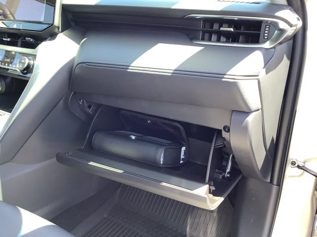 Used 2024 Toyota Venza LE AWD/4WD image 39